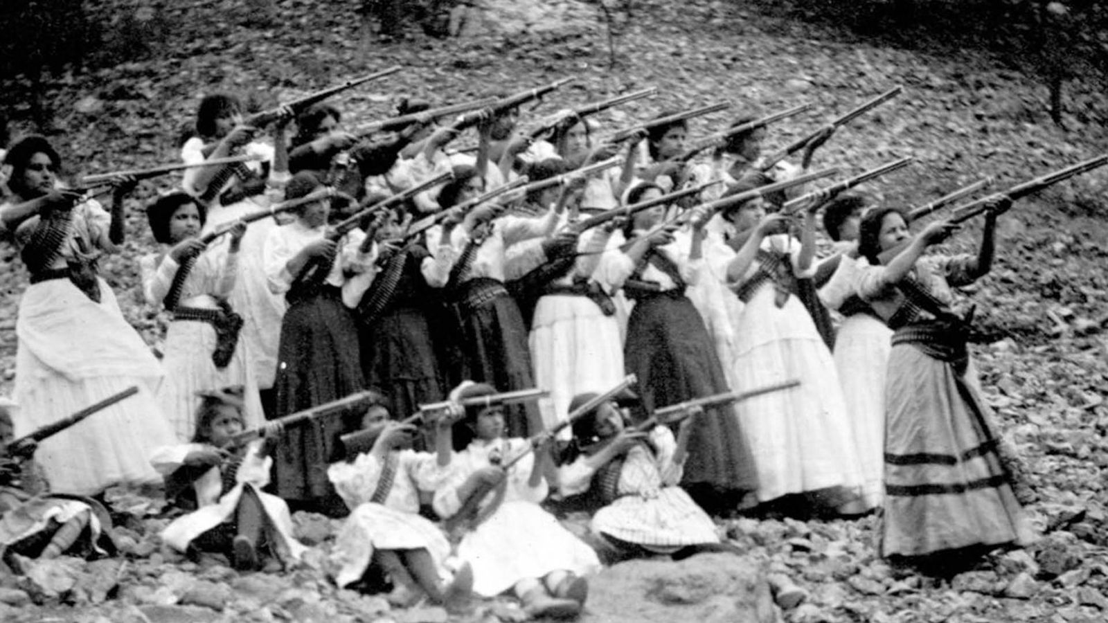 [Soldaderas holding rifles.] Prints and Photographs Division, Library of Congress. LC-USZ62-25760