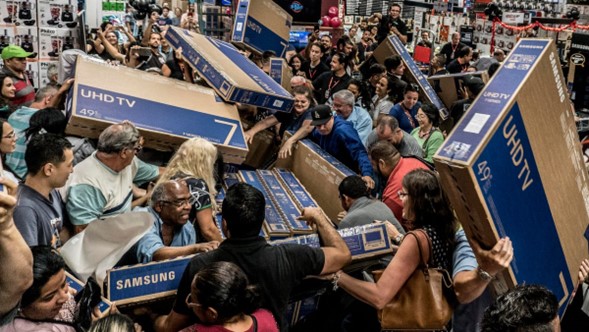 Personas en USA durante el famoso BLACK FRIDAY.