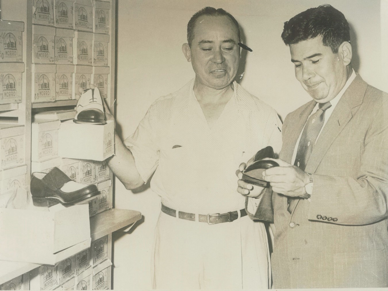 En 1957, Don Juan Barrera (izquierda) fundador de Botas Barrera.