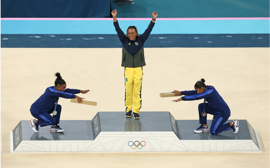 Simon Biles y Jordan Chiles reconociendo a la leyenda Rebeca Andrade