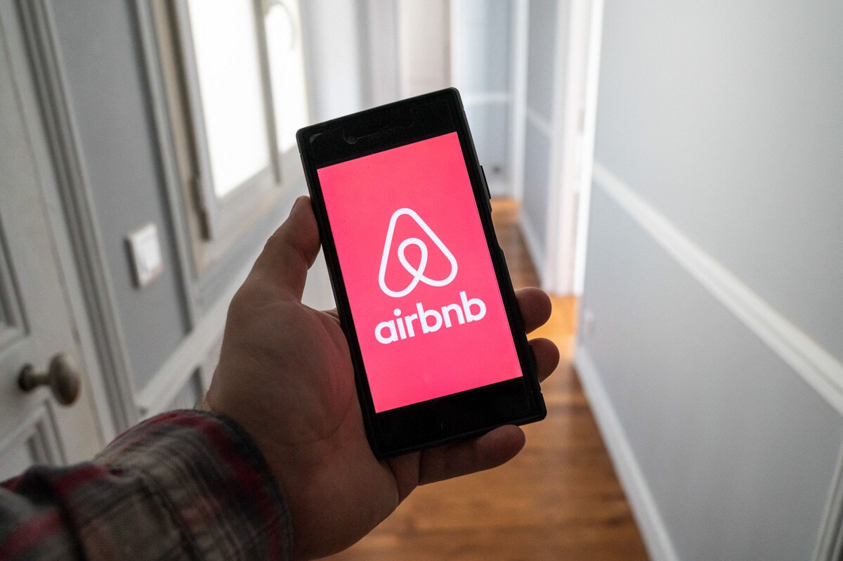 Airbnb es una plataforma en línea que permite a las personas reservar alojamientos en todo el mundo.