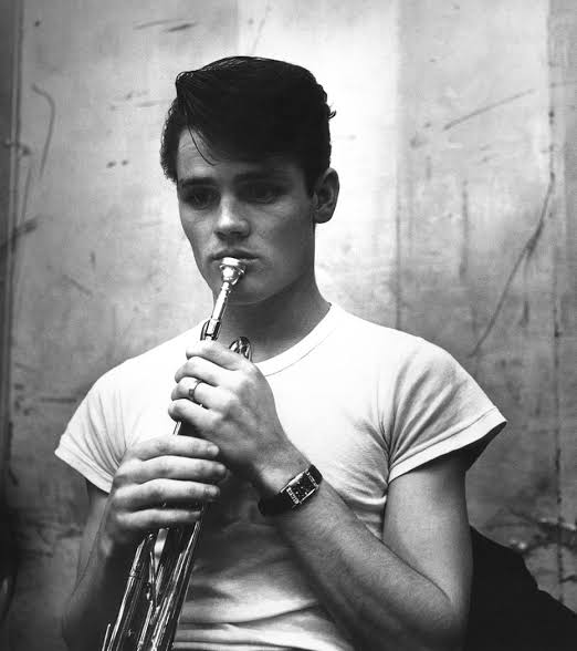 Chet Baker tocando la trompeta 