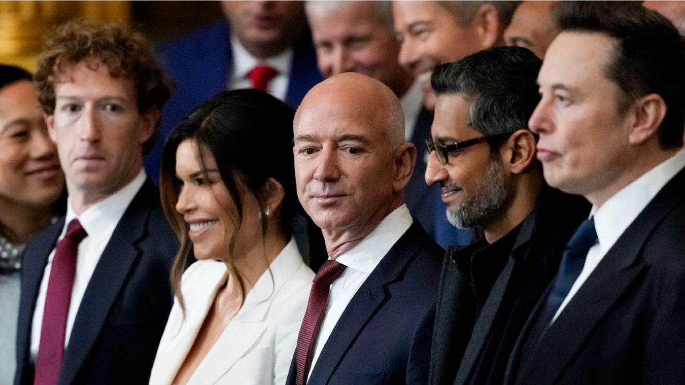 "los techbros que compartieron el estrado con Trump en su toma de protesta están haciendo lo imposible por reafirmar su imagen de machos alfa"